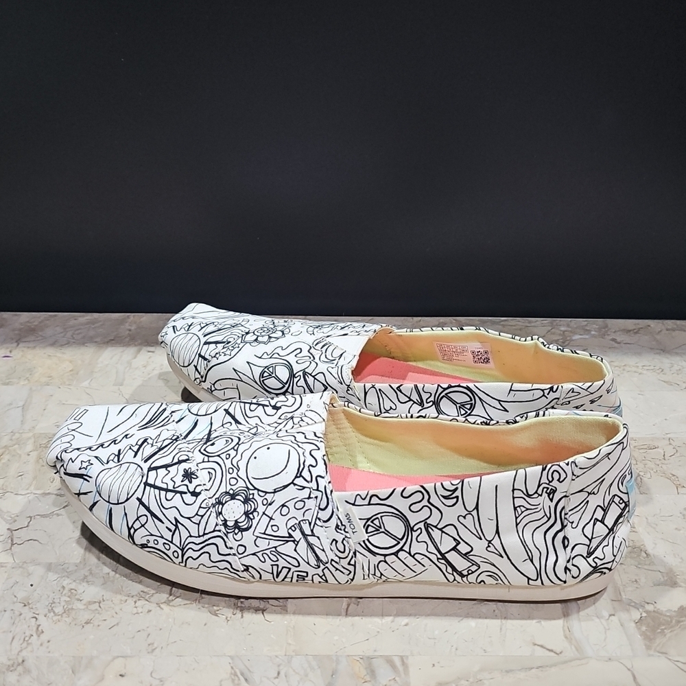 Toms‎ Stylish Women's Slip-On Shoes - Black and White Size 9.5